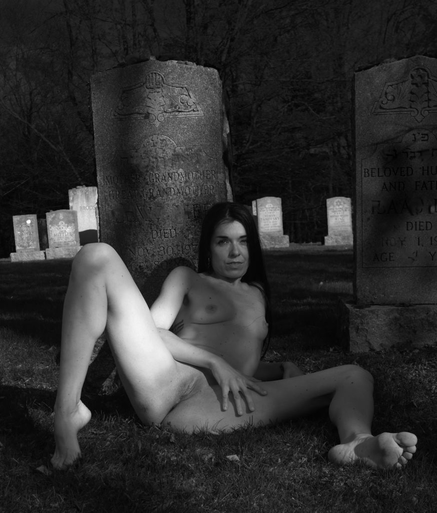 Olinka-graveyard-twilight-P1580352